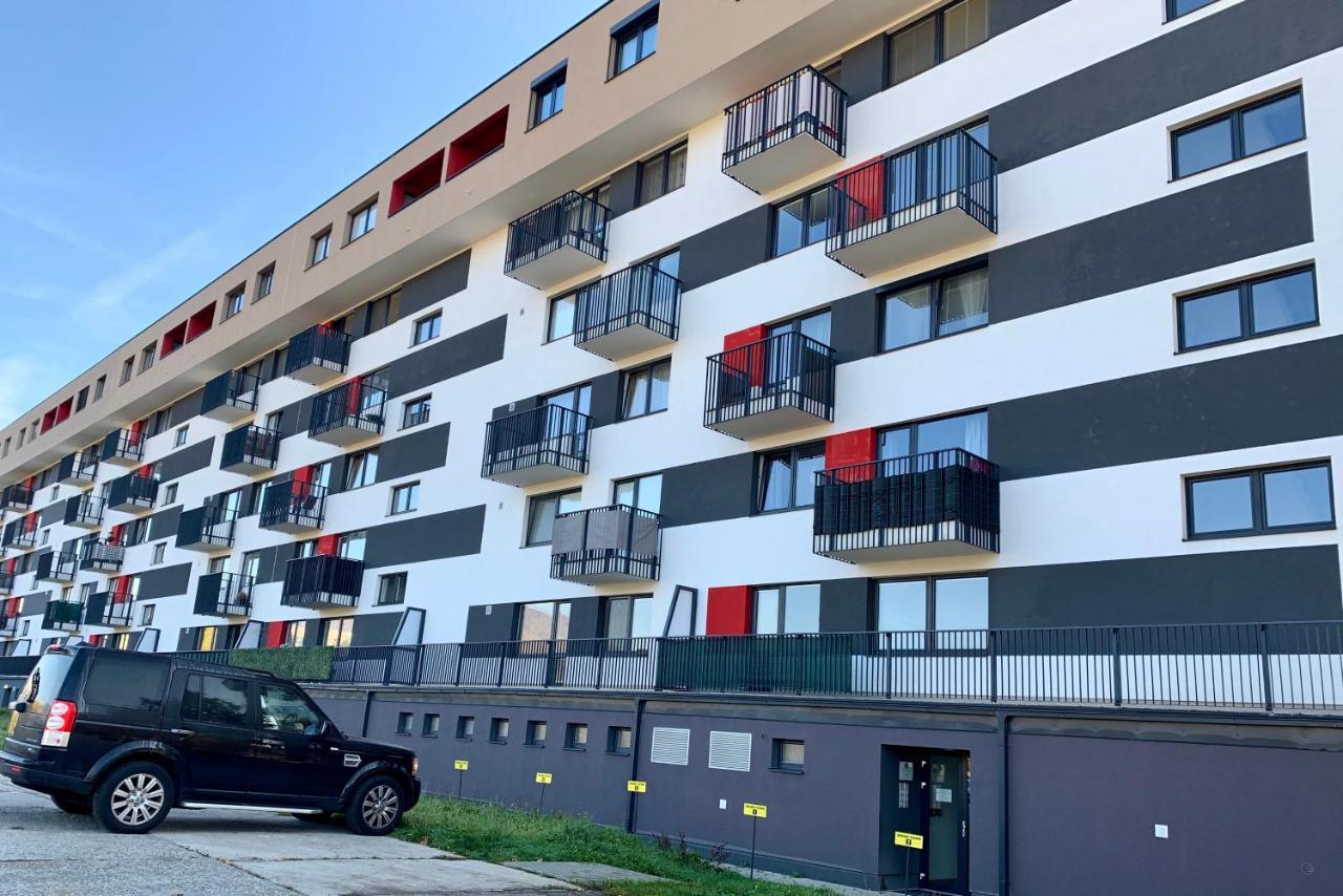 Bl - The Executive Suite, Boru - 24Hr Self Check-In, Free Private Parking, Balcony With Mountain View, 5 Minute Walk To City Center Banska Bystrica Exterior photo